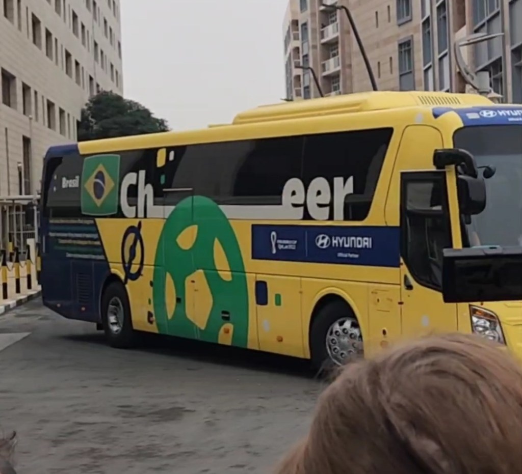 Ônibus da seleção brasileira deixando o hotel Westin Doha