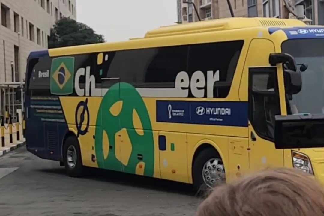 Ônibus da seleção brasileira deixando o hotel Westin Doha