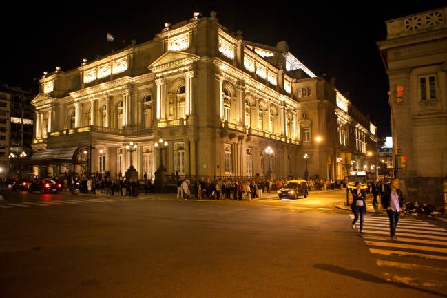 Teatro Colón, principal casa de ópera de Buenos Aires: cultura e lazer a preços acessíveis devido ao câmbio vantajoso. -