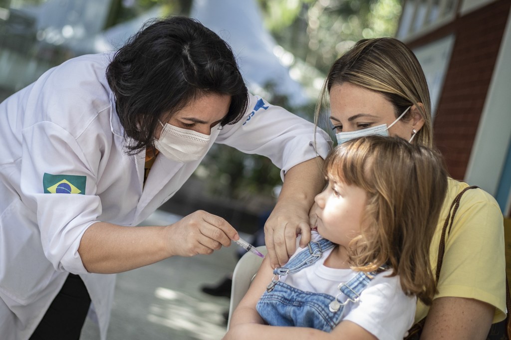 FIM DA PICADA - Vacinação: com a cobertura muito aquém da meta para este ano, o país pode enfrentar a volta de doenças -