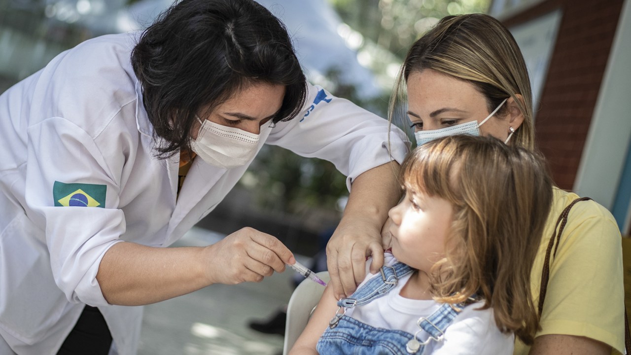 FIM DA PICADA - Vacinação: com a cobertura muito aquém da meta para este ano, o país pode enfrentar a volta de doenças -