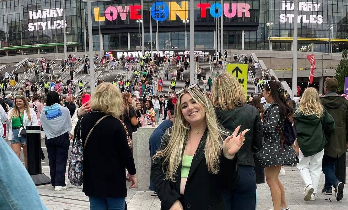 Izabella Arouca, fã brasileira de Harry Styles que viajou o mundo para ver os shows do artista