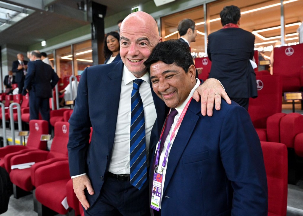 Presidente da Fifa, Gianni Infantino, posa ao lado do presidente da CBF, Ednaldo Rodrigues.