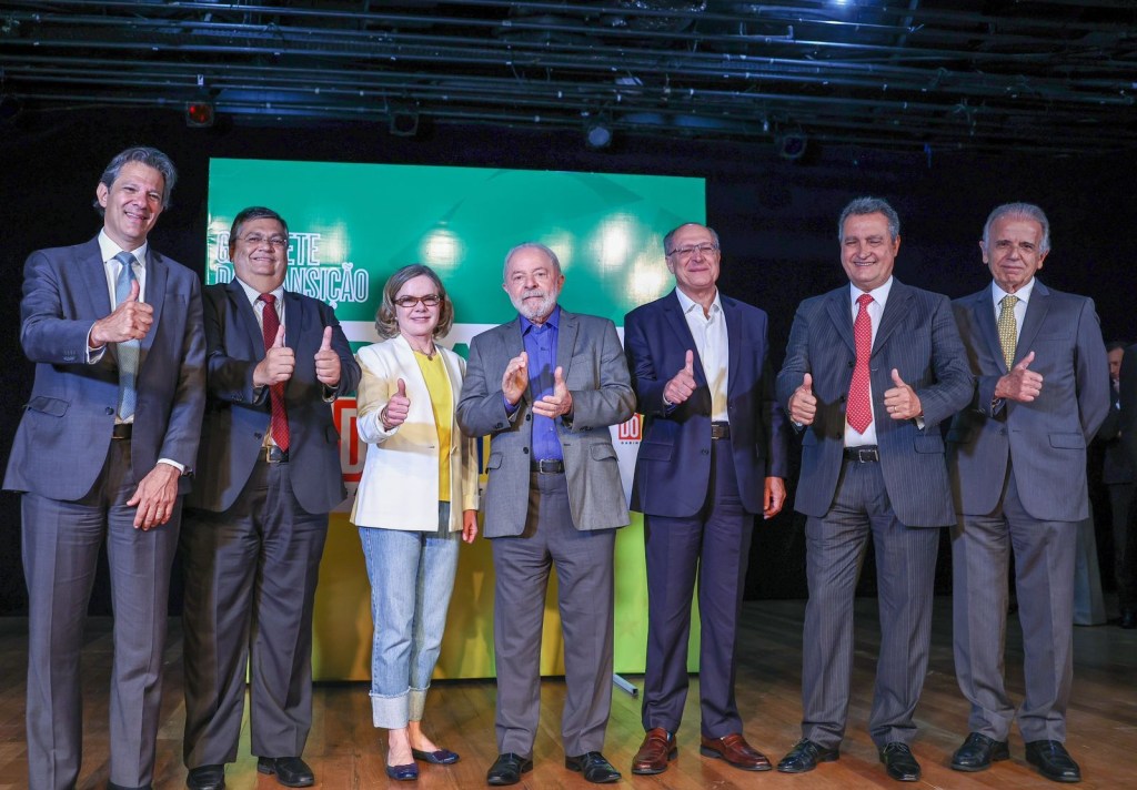 Lula anuncia cinco de seus futuros ministros.