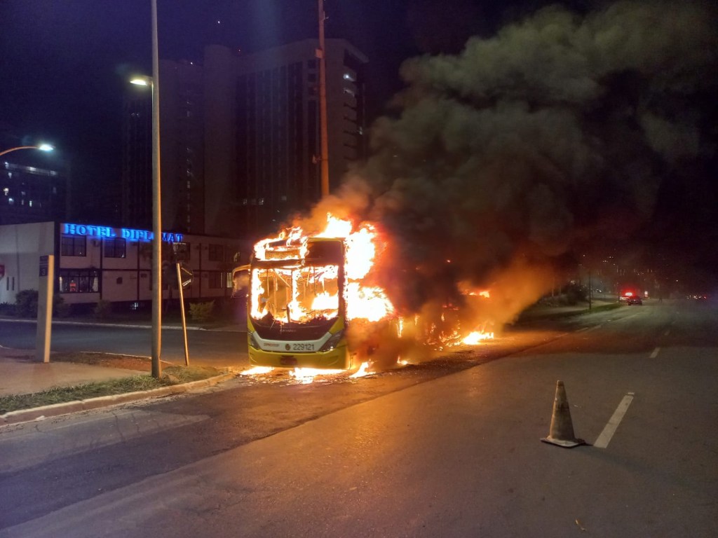 Manifestantes bolsonaristas depredam região central de Brasília em protesto contra ordem de prisão decretada por Alexandre de Moraes