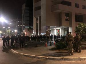 Grupo de Operações Táticas da Polícia Federal e a tropa de choque da PM cercam hotel onde está hospedado presidente eleito Lula