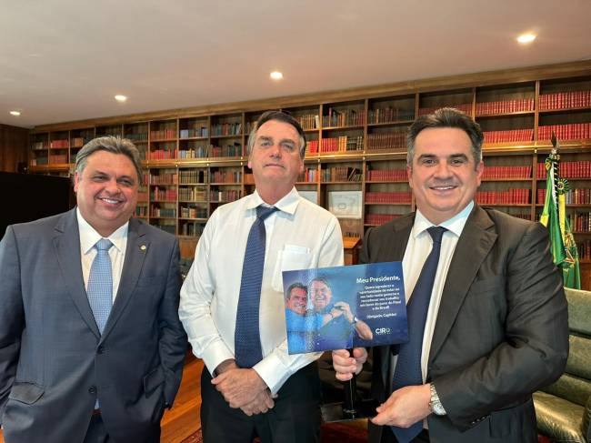 O ministro-chefe da Casa Civil, Ciro Nogueira, posa para foto ao lado do presidente Jair Bolsonaro e do deputado estadual Júlio Arcoverde (PP-PI), no Palácio da Alvorada