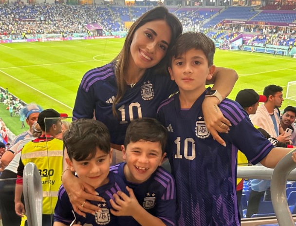 Antonela Roccuzzo e seus três filhos com Messi, Thiago, Mateo e Ciro