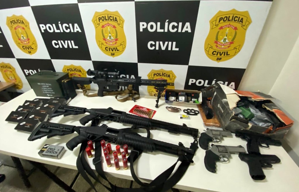 Armas encontradas pela polícia na casa de suspeito de ter planejado explosão em Brasília