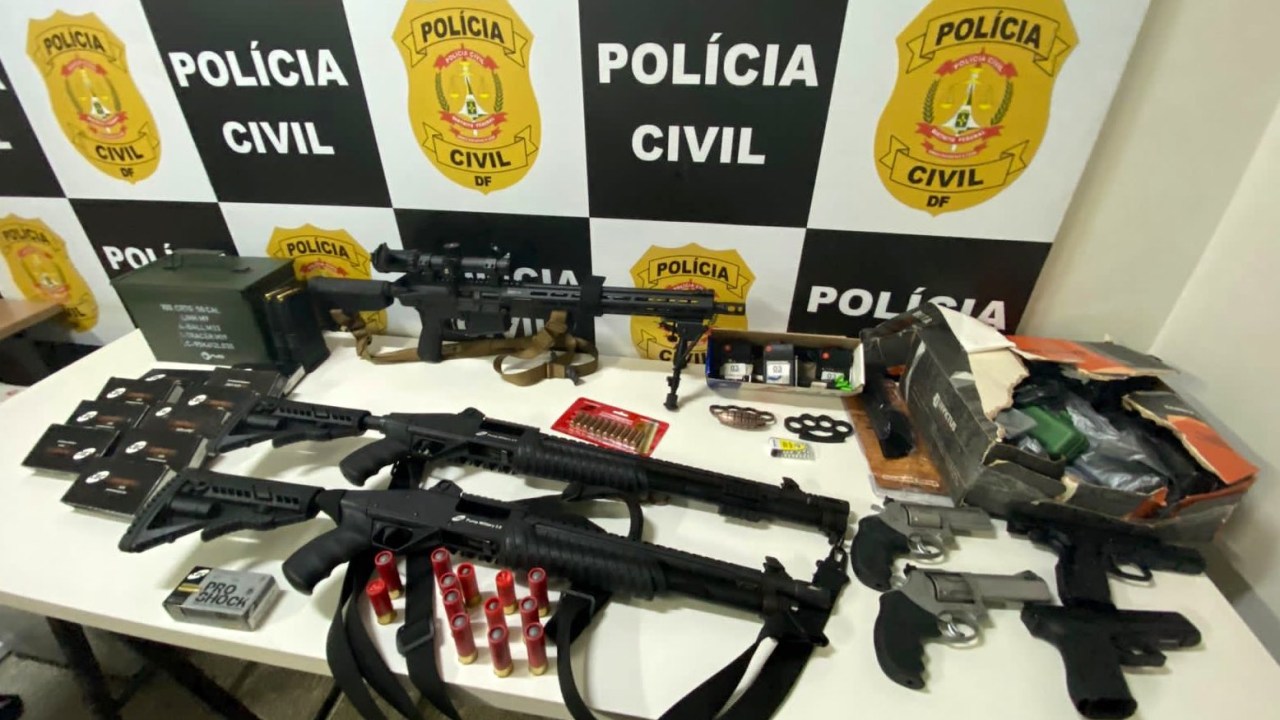 Armas encontradas pela polícia na casa de suspeito de ter planejado explosão em Brasília