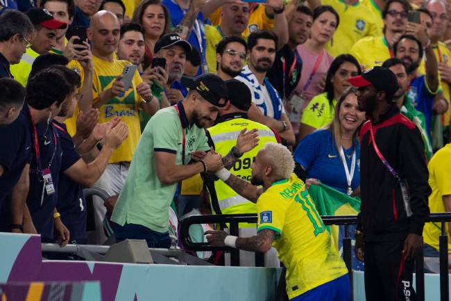 Neymar cumprimenta Telles, cortado da Copa -