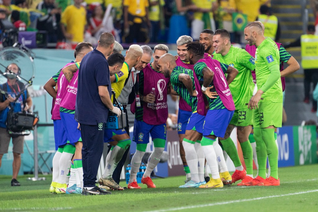 Richarlison, Tite e os jogadores dançam no terceiro gol -