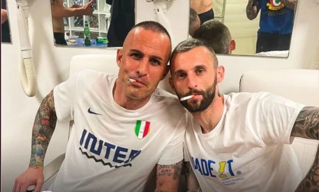Marcelo Brozovic,, à direita, apareceu fumando um cigarro ao lado do goleiro Alex Cordaz após o título da Inter de Milão na Copa Itália deste ano -