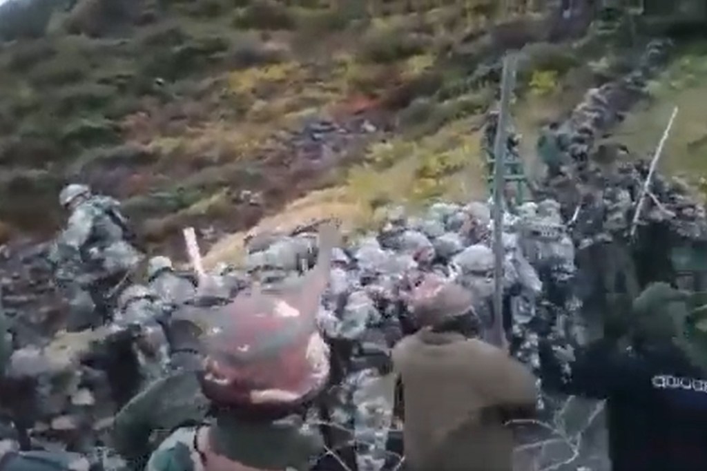 Vídeo de confronto entre soldados da China e Índia divulgado nas redes sociais indianas. Filmado no estado indiano de Arunachal Pradesh, na Linha de Controle Real – a fronteira de fato entre os dois países – em setembro 28 de 2021. 14/12/2022 -