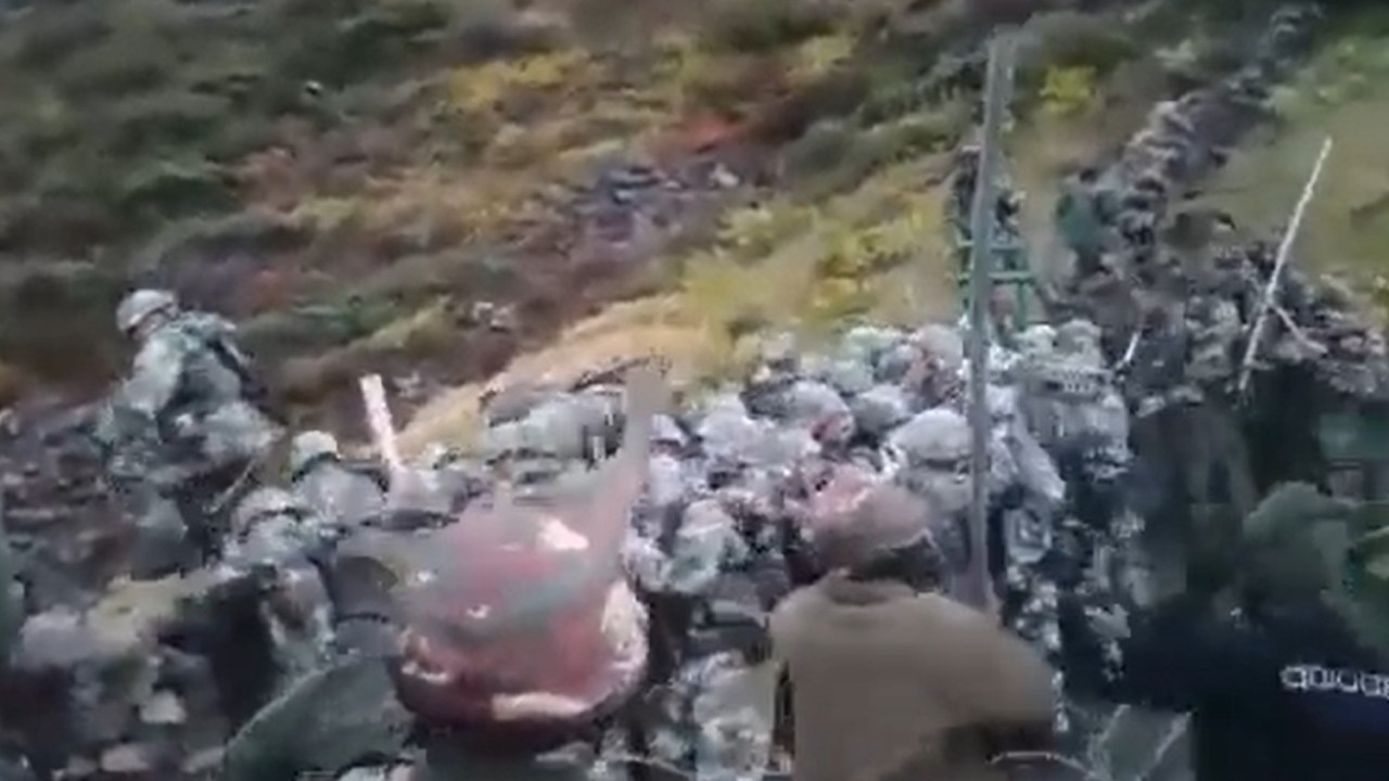Vídeo de confronto entre soldados da China e Índia divulgado nas redes sociais indianas. Filmado no estado indiano de Arunachal Pradesh, na Linha de Controle Real – a fronteira de fato entre os dois países – em setembro 28 de 2021. 14/12/2022 -