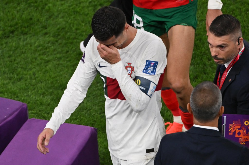 Cristiano Ronaldo chora ao sair de campo após a eliminação de Portugal da Copa do Mundo -
