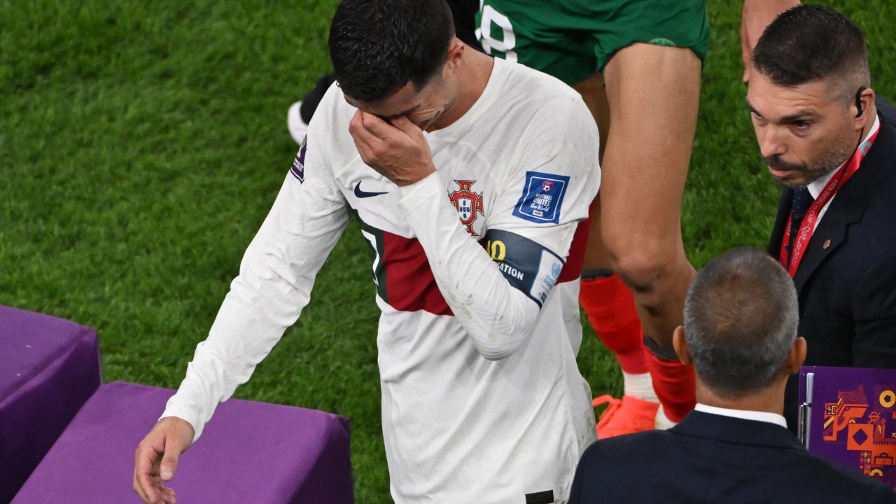 Cristiano Ronaldo chora ao sair de campo após a eliminação de Portugal da Copa do Mundo -