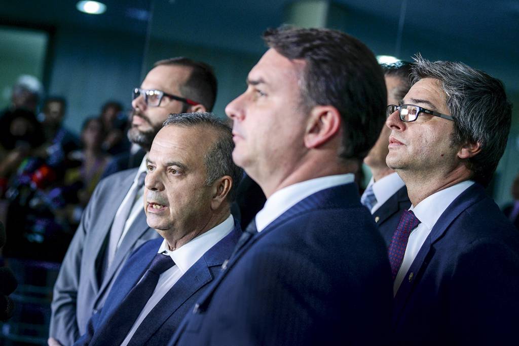 DESAFIANTE - Rogério Marinho, com Flávio Bolsonaro e outros senadores do PL: o partido de Bolsonaro anuncia candidatura -