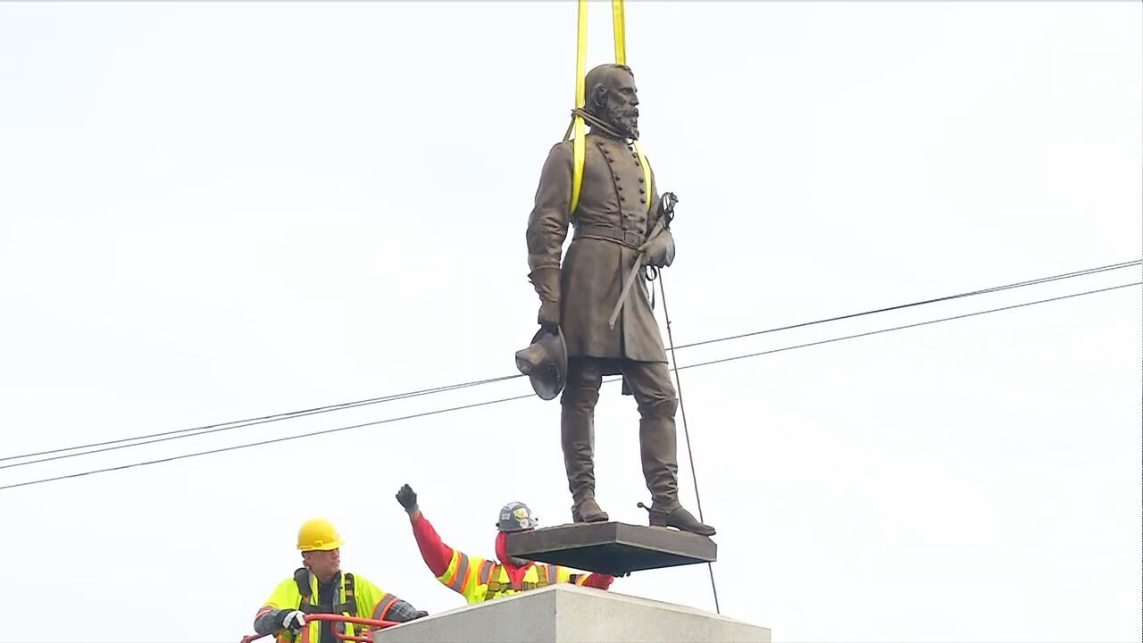 Trabalhadores começam a colocar a estátua de bronze do general confederado AP Hill em um caminhão em Richmond, Virgínia, Estados Unidos. 12/12/2022