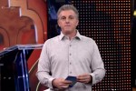 Luciano Huck passa por exame após acidente em escada