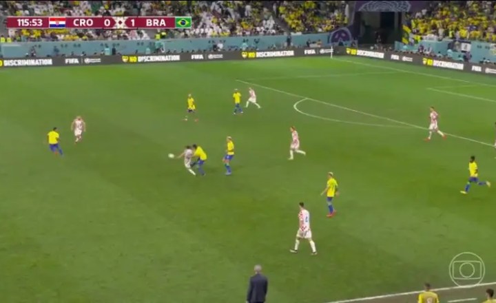 Por que o Brasil tinha 7 jogadores no ataque no gol da Croácia?