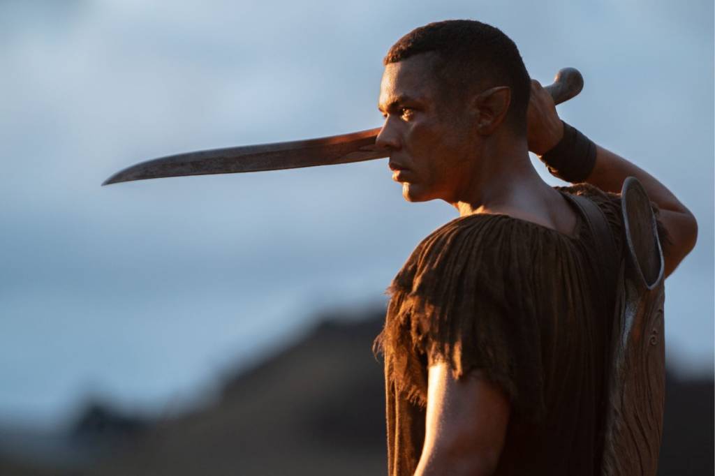 Astro de ‘Os Anéis de Poder’ fala português e agradece apoio a elfo negro