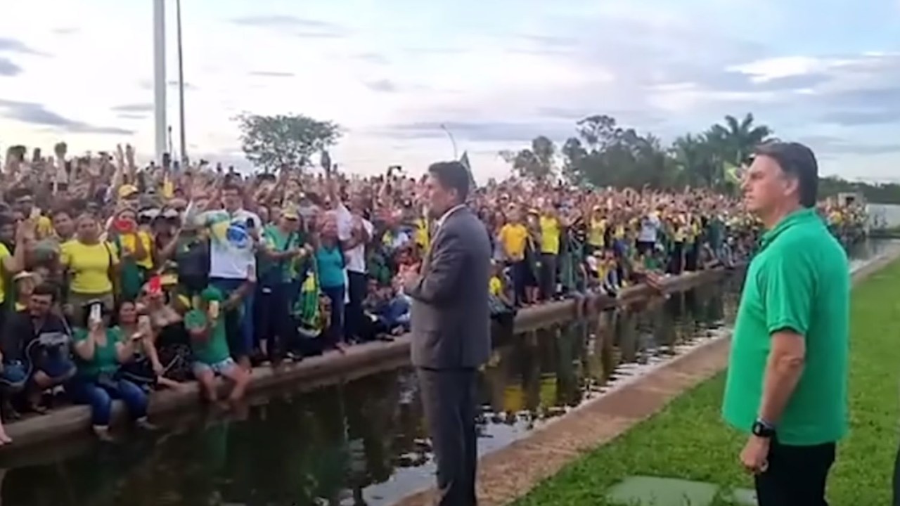 Jair Bolsonaro encontra apoiadores em Brasília