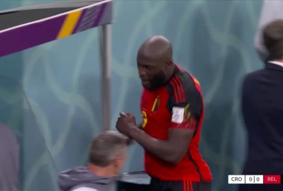 Lukaku se irrita e dá soco na estrutura do banco de reservas -