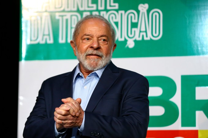 O presidente eleito, Luiz Inácio Lula da Silva, durante cerimônia de entrega do relatório final da transição de governo e anúncio de novos ministros.