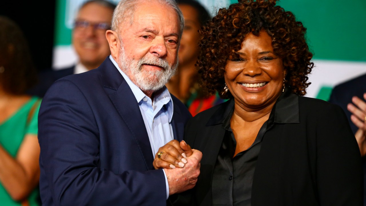 O presidente eleito, Luiz Inácio Lula da Silva, e a futura ministra da Cultura, Margareth Menezes, durante anúncio de novos ministros que comporão o governo.