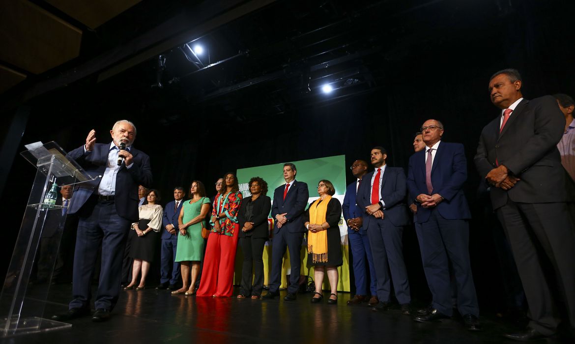 O presidente eleito, Luiz Inácio Lula da Silva, anuncia novos ministros que comporão o governo