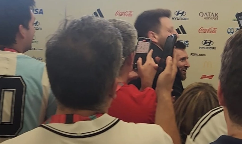 Messi deixando o estádio de Lusail com a taça na mão