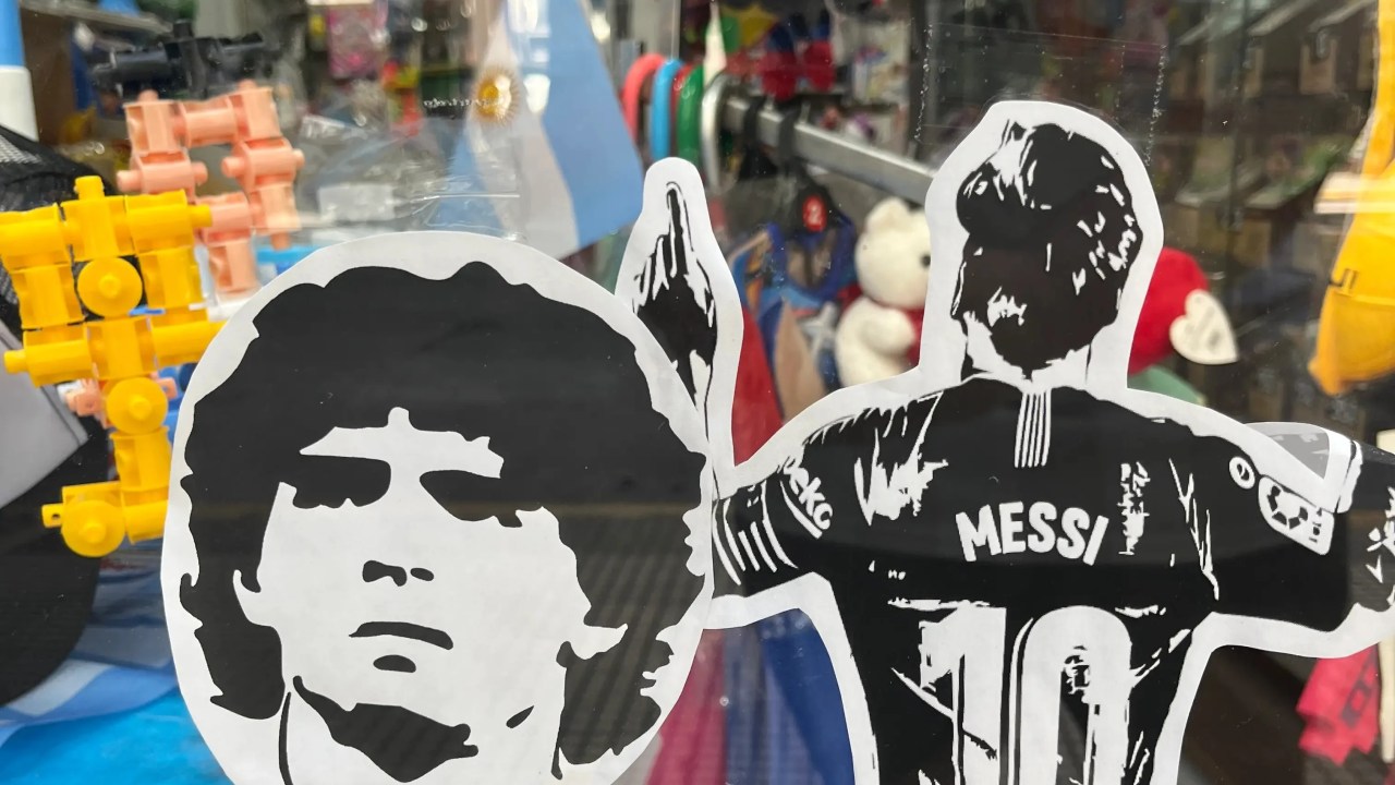 Adesivos de Maradona e Messi em loja de Buenos Aires: devoção