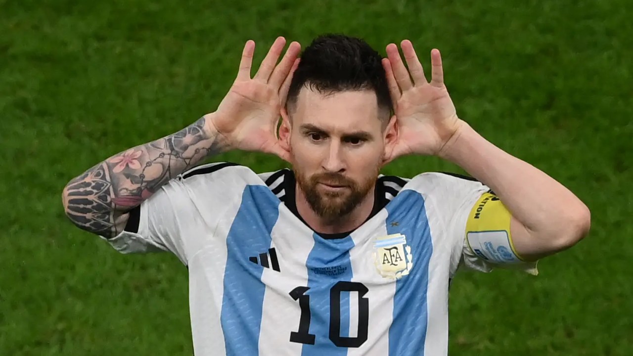 Messi e a comemoração do "Topo Gigio" de Riquelme, na cara de Van Gaal