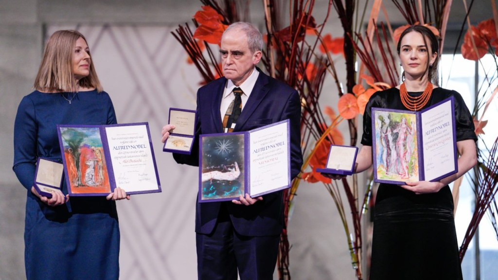 Da esquerda para a direita: Natallia Pintsyuk, representando seu marido, o ativista Ales Bialiatski; Jan Rachinsky, da organização russa Memorial; e Oleksandra Matviichuk, do Centro para as Liberdades Civis ucraniano
