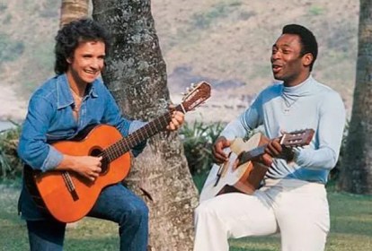 Pelé canta com Roberto Carlos