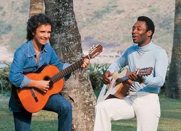 Pelé canta com Roberto Carlos