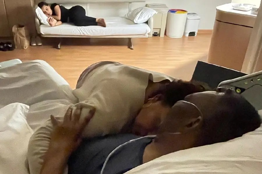 Kely Nascimento publicou foto deitada sobre Pelé no hospital -