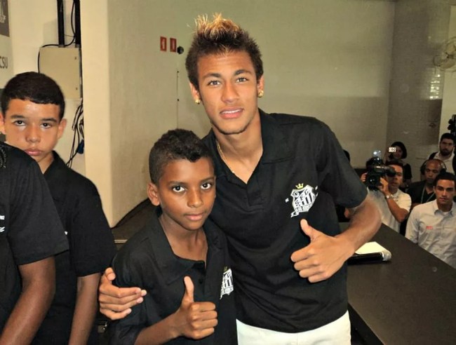 Rodrygo ainda criança, com o ídolo Neymar, a quem hoje substitui