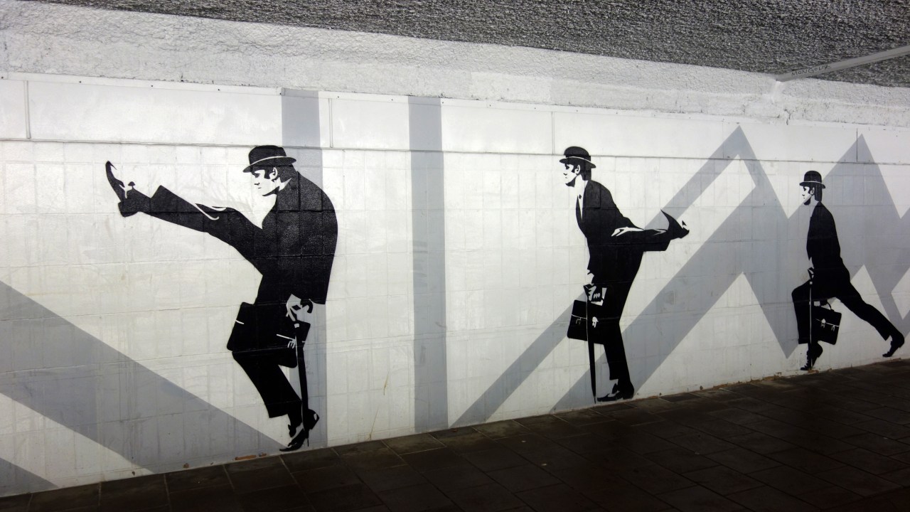 Grafiti reproduz o andar do Sr. teabag (John Cleese no quadro 'Ministério dos Passos Bobos' do programa 'Monty Python Flying Circus' -