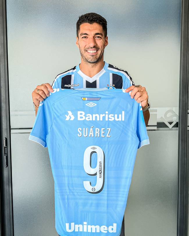 Luis Suárez com a camisa 9 que usará no Grêmio -