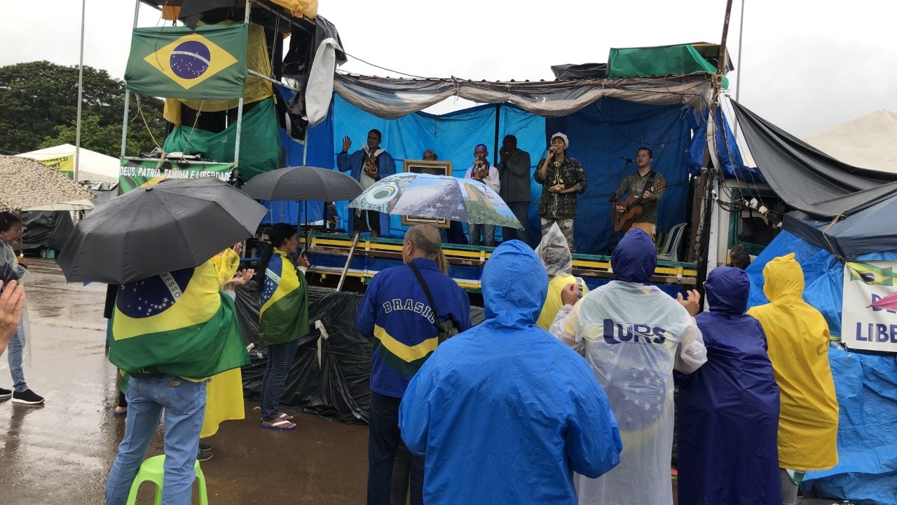 Bolsonaristas seguem acampados na espera de uma manifestação do presidente