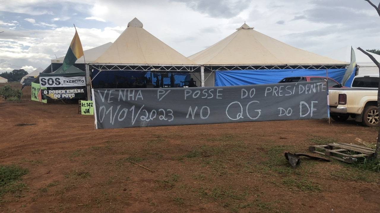 Bolsonaristas esperam apoiadores do presidente para ato em acampamento