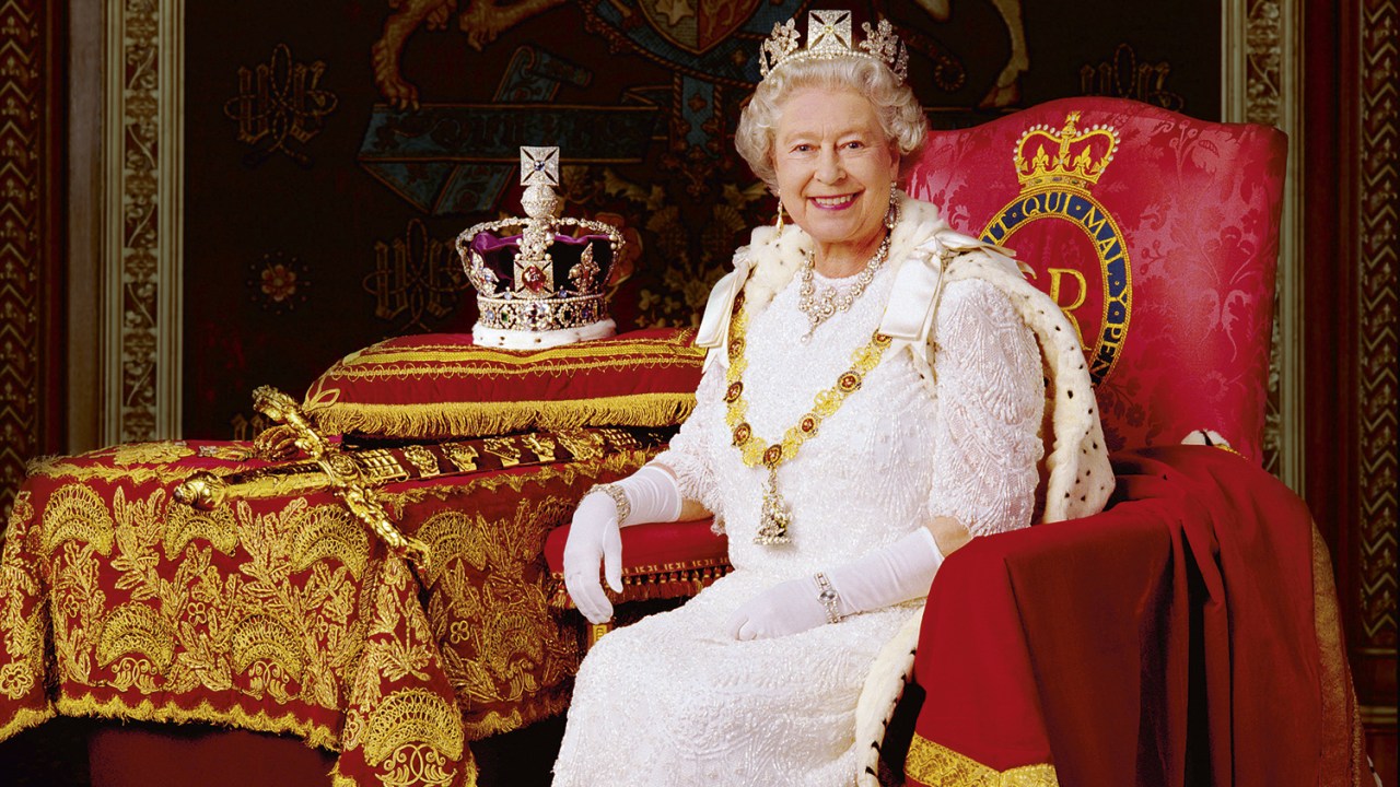 SOBERANA - Elizabeth II, a impassível: morte no auge da popularidade -