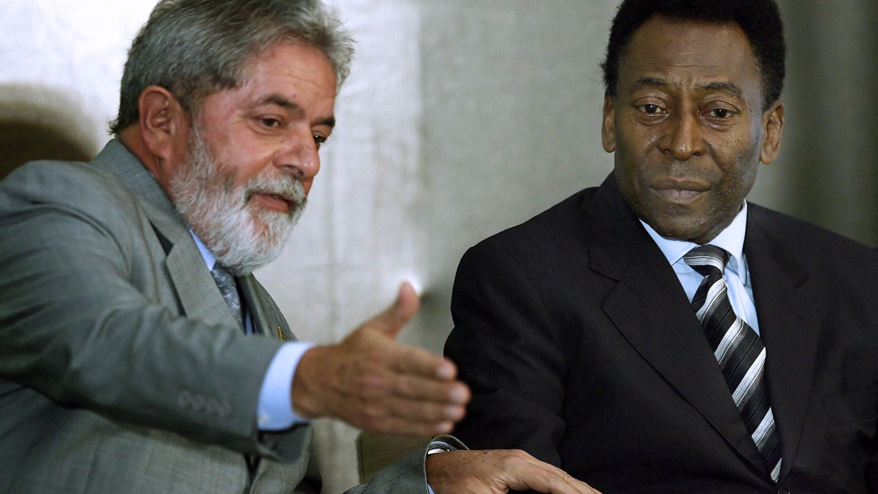 (FILES) In this file photo taken on February 18, 2008, Brazil's president Luiz Inacio Lula da Silva (L) talks with Brazilian soccer legend Edson Arantes do Nascimento, known as Pele, during a meeting to announce a new game of chance, the TimeMania lotery, in Brasilia. - Brazil started three days of national mourning on December 30, 2022, for football legend Pele, the three-time World Cup winner widely regarded as the greatest player of all time, who has died at the age of 82. (Photo by JOEDSON ALVES / AFP)
