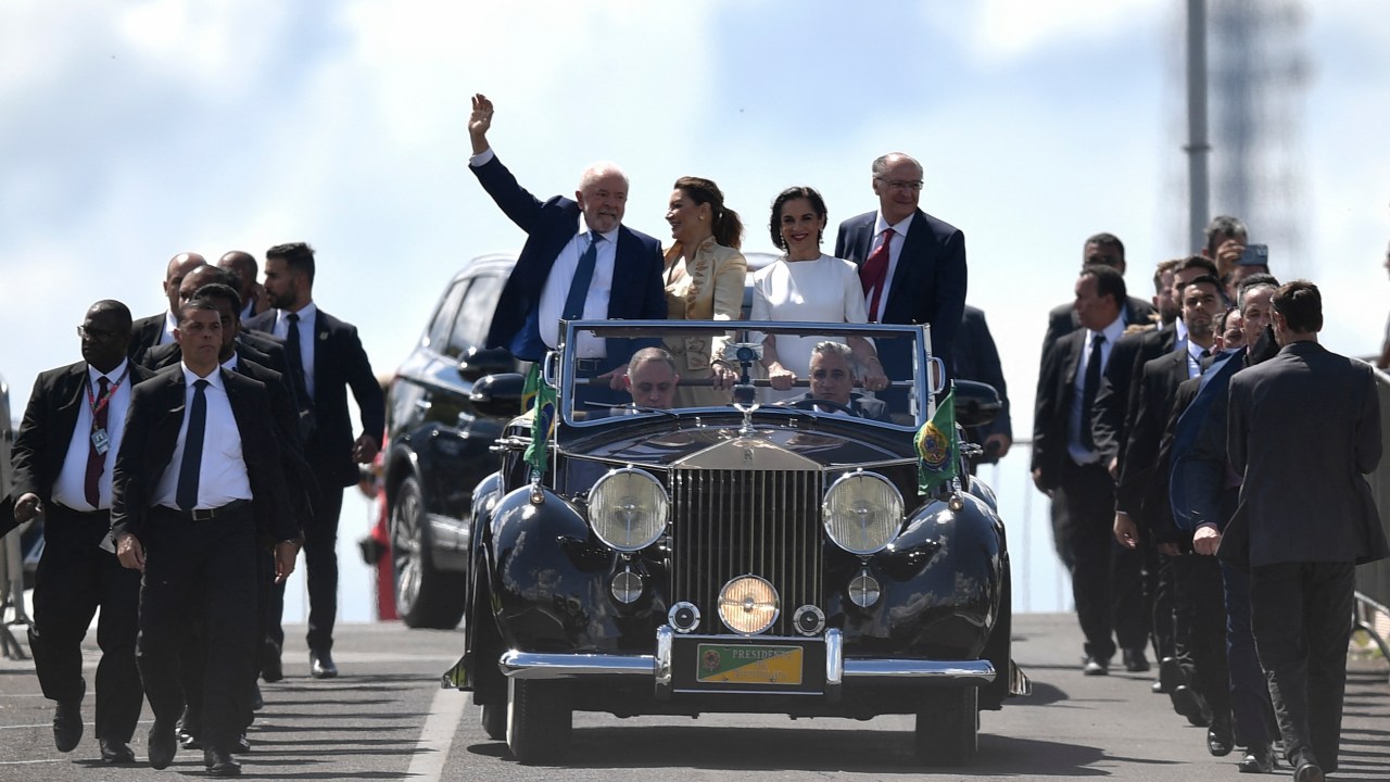 Brazil's President-elect Luiz Inacio Lula da Silva (L) waves to supporters accompanied by his wife Rosangela da Silva (2-L), his Vice-President-elect Geraldo Alckmin (R), and his wife, Maria Lucia Ribeiro Alckmin, on their way to the National Congress for their inauguration ceremony, in Brasilia, on January 1, 2023. - Lula da Silva, a 77-year-old leftist who already served as president of Brazil from 2003 to 2010, takes office for the third time with a grand inauguration in Brasilia. (Photo by CARL DE SOUZA / AFP)