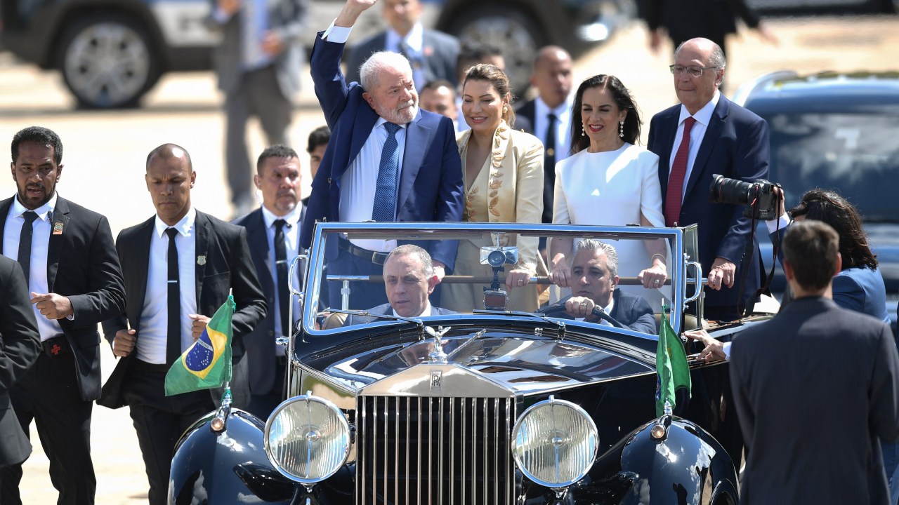 Brazil's President-elect Luiz Inacio Lula da Silva (L), his wife Rosangela da Silva (2-L), his Vice-President-elect Geraldo Alckmin (R) and his wife Maria Lucia Ribeiro Alckmin, make their way to the National Congress for their inauguration ceremony, in Brasilia, on January 1, 2023. - Lula da Silva, a 77-year-old leftist who already served as president of Brazil from 2003 to 2010, takes office for the third time with a grand inauguration in Brasilia. (Photo by CARL DE SOUZA / AFP)