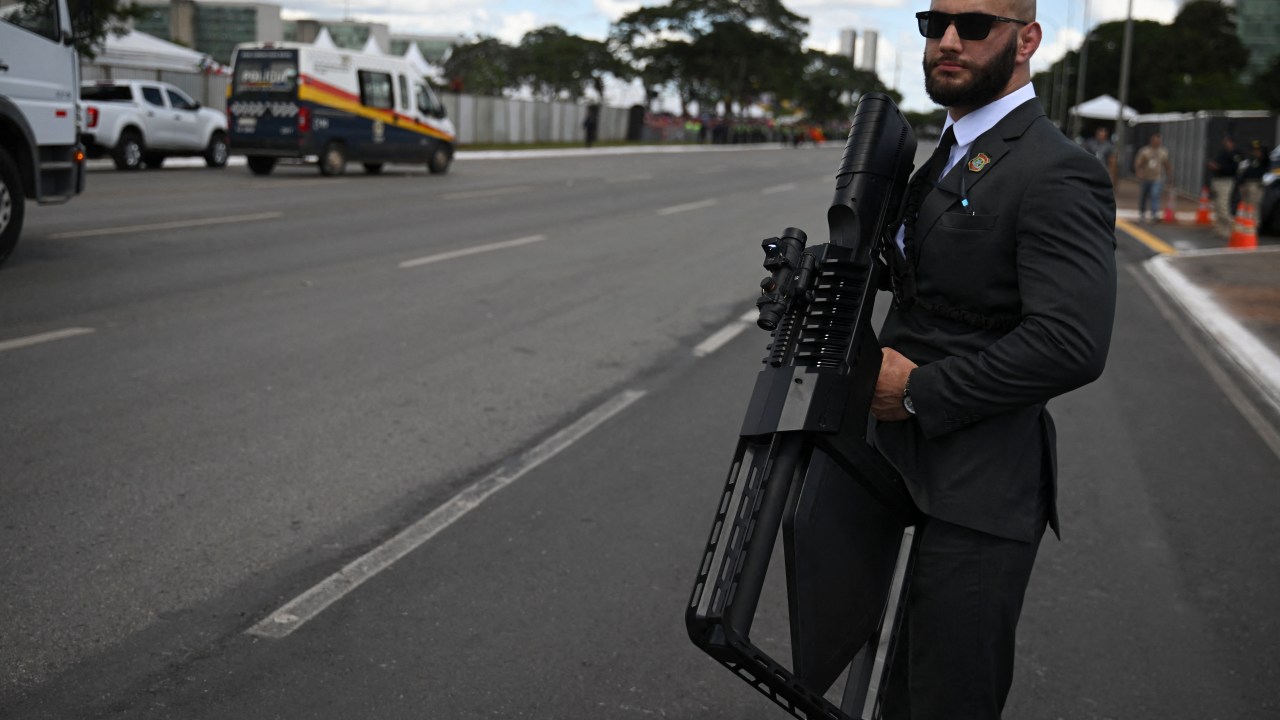 A security agent holds an anti-drone gun before the inauguration ceremony of President-elect Luiz Inacio Lula da Silva in Brasilia, on January 1, 2023. - Lula da Silva, a 77-year-old leftist who already served as president of Brazil from 2003 to 2010, takes office for the third time with a grand inauguration in Brasilia. (Photo by CARL DE SOUZA / AFP)