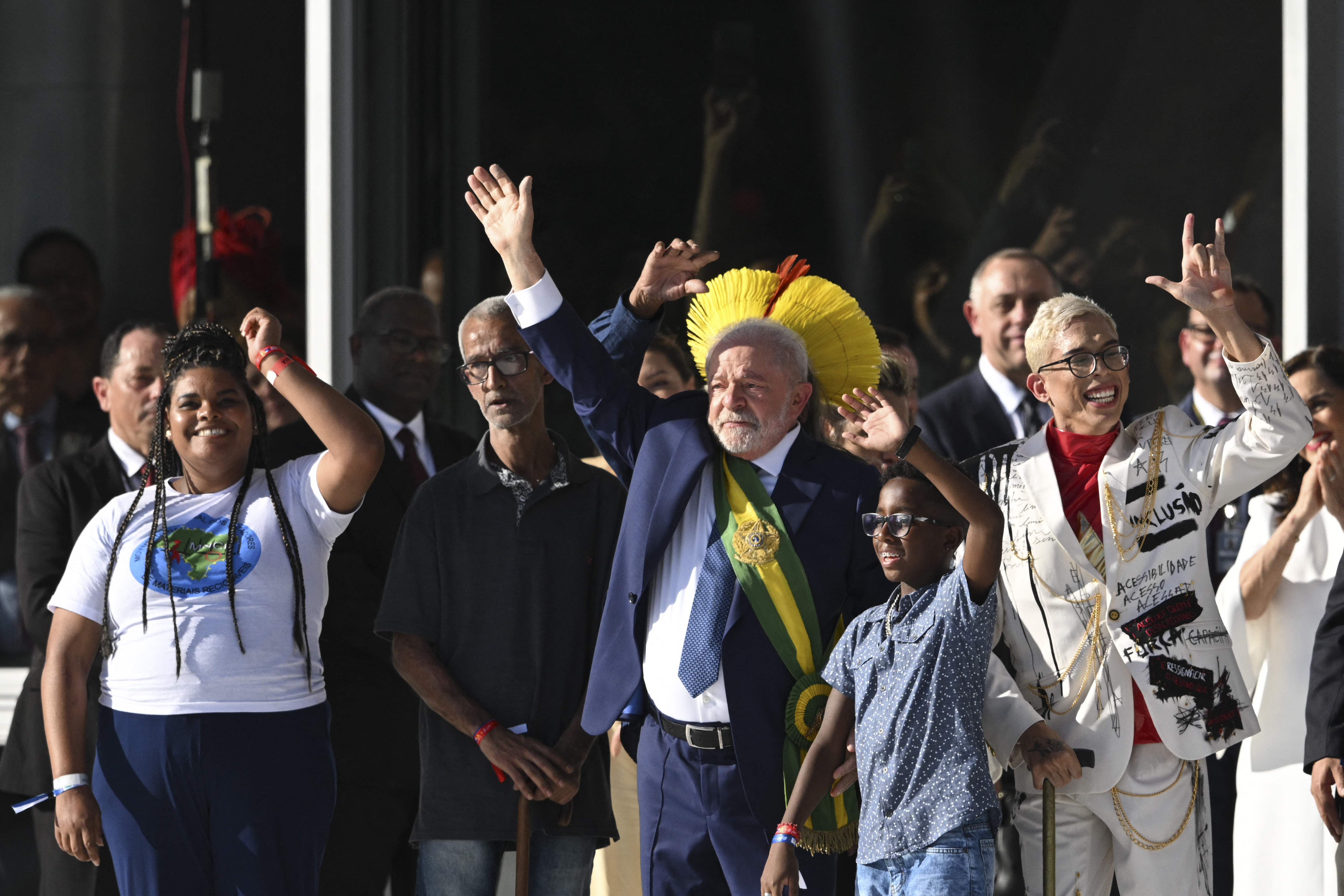 Posse: Acompanhado De Representantes Do Povo, Lula Sobe A Rampa Do ...