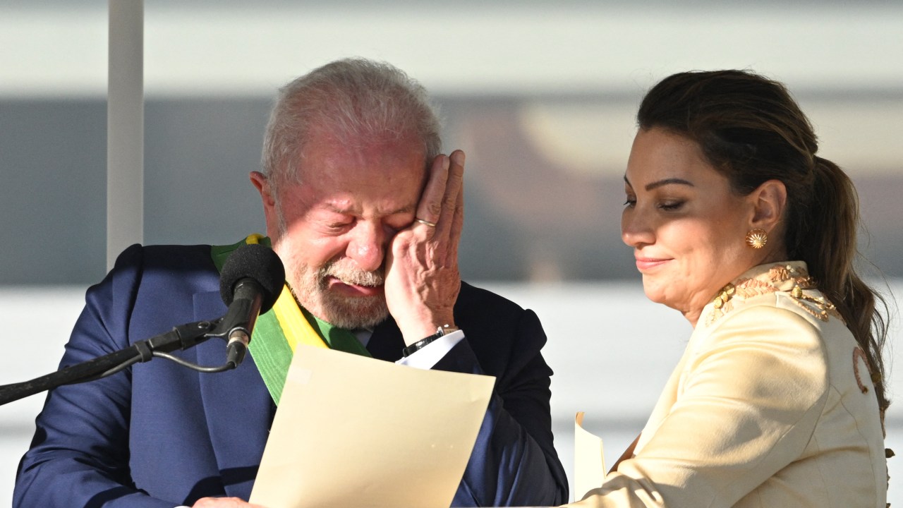 Brazil's new President Luiz Inacio Lula da Silva (L) gets emotional next to his wife First Lady Rosangela da Silva as he delivers an inaugural speech at Planalto Palace after his inauguration ceremony at the National Congress, in Brasilia, on January 1, 2023. - Lula da Silva, a 77-year-old leftist who already served as president of Brazil from 2003 to 2010, takes office for the third time with a grand inauguration in Brasilia. (Photo by EVARISTO SA / AFP)